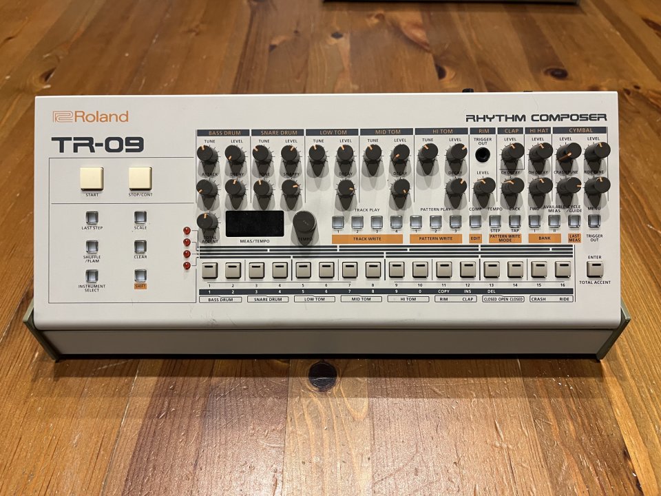 Roland TR 09