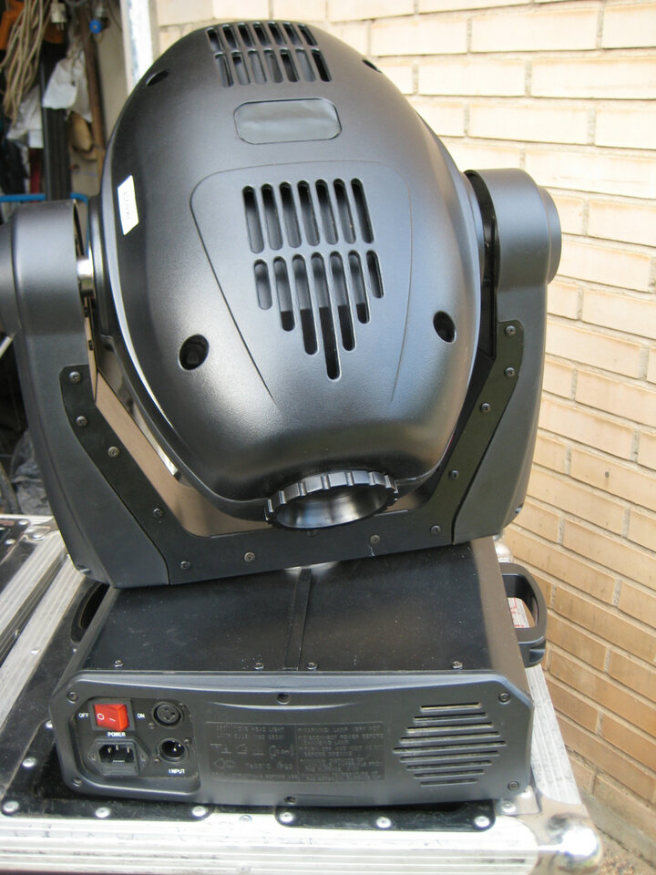 2 Scanner (250W) + 2 Cabezal móviles (250w) Todos con flightcase.