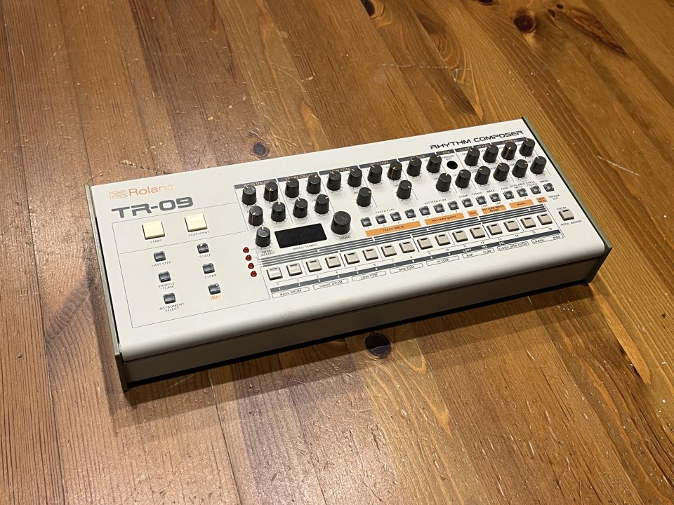 Roland TR 09
