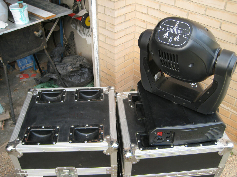 2 Scanner (250W) + 2 Cabezal móviles (250w) Todos con flightcase.