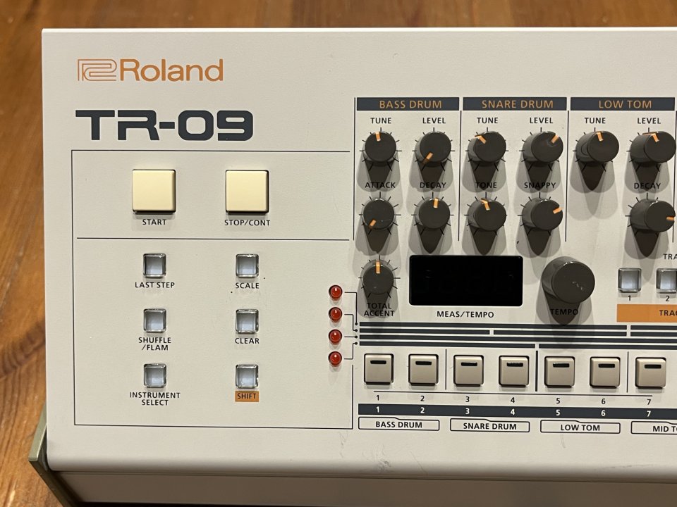 Roland TR 09