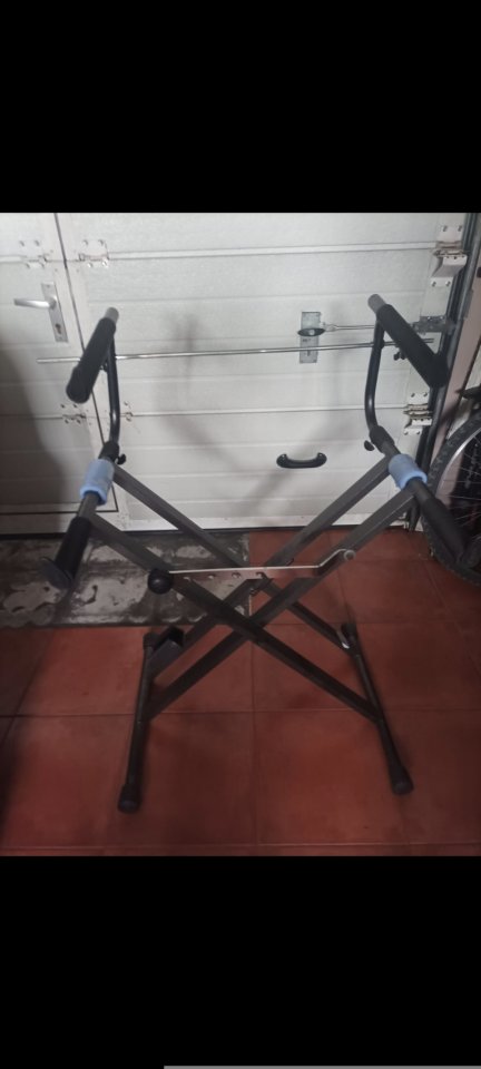 Soporte para dos teclados o pié de teclados doble marca Guil
