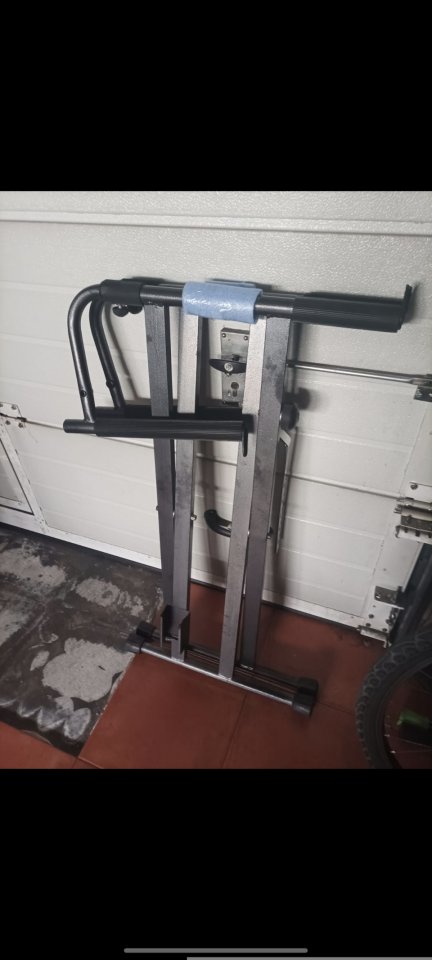 Soporte para dos teclados o pié de teclados doble marca Guil