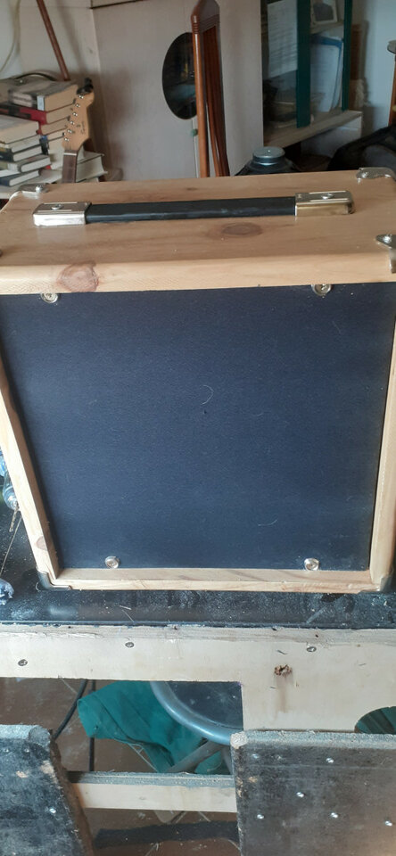 Pantalla artesanal para altavoz de 10" de reducido tamaño