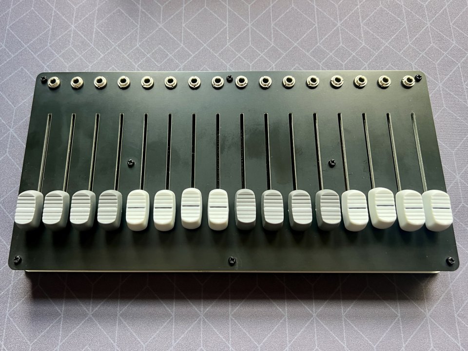 Faderbank 16nx, controlador midi y CV de segunda mano · Foto 2 de 2 · A Coruña · 180 €
