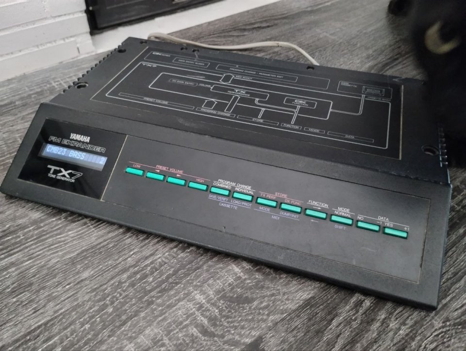 Yamaha TX7 de segunda mano · Foto 3 de 4 · Madrid · 215 €