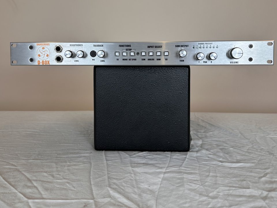 Dangerous Music D-BOX – Controlador de monitores + sumador analógico de 8 canales de segunda mano · Foto 1 de 8 · Madrid · 610 €