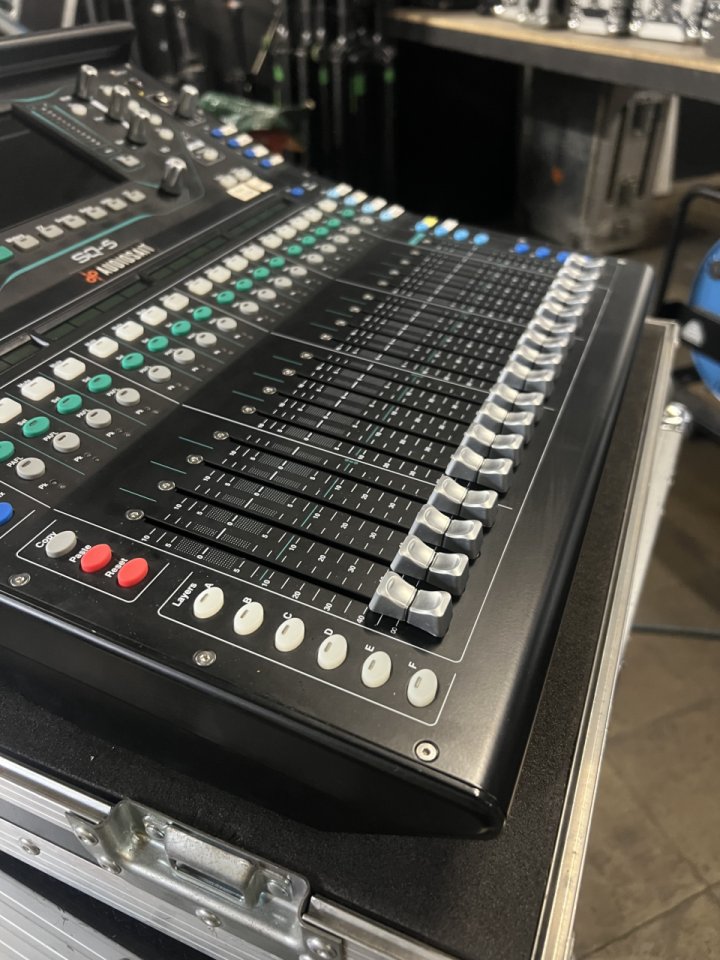 Allen&Heath SQ5 (con flightcase) + Patch 32/16 de segunda mano · Foto 3 de 10 · Alicante · 3100 €