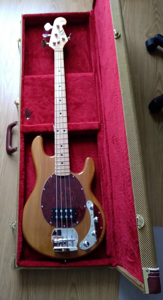 Bajo SX imitación Music Man StingRay muy buen estado con amplificador de segunda mano · Foto 1 de 10 · Madrid · 150 €