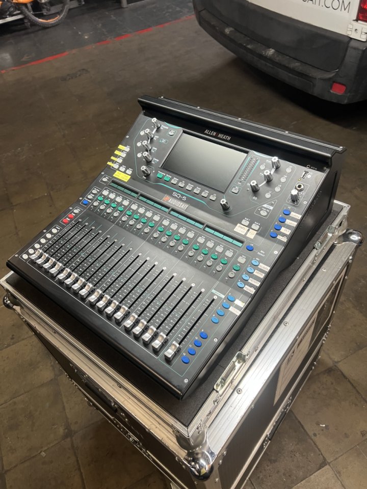 Allen&Heath SQ5 (con flightcase) + Patch 32/16 de segunda mano · Foto 1 de 10 · Alicante · 3100 €