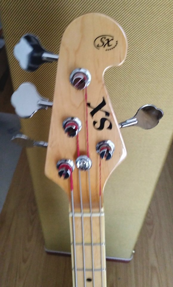 Bajo SX imitación Music Man StingRay muy buen estado con amplificador de segunda mano · Foto 4 de 10 · Madrid · 150 €