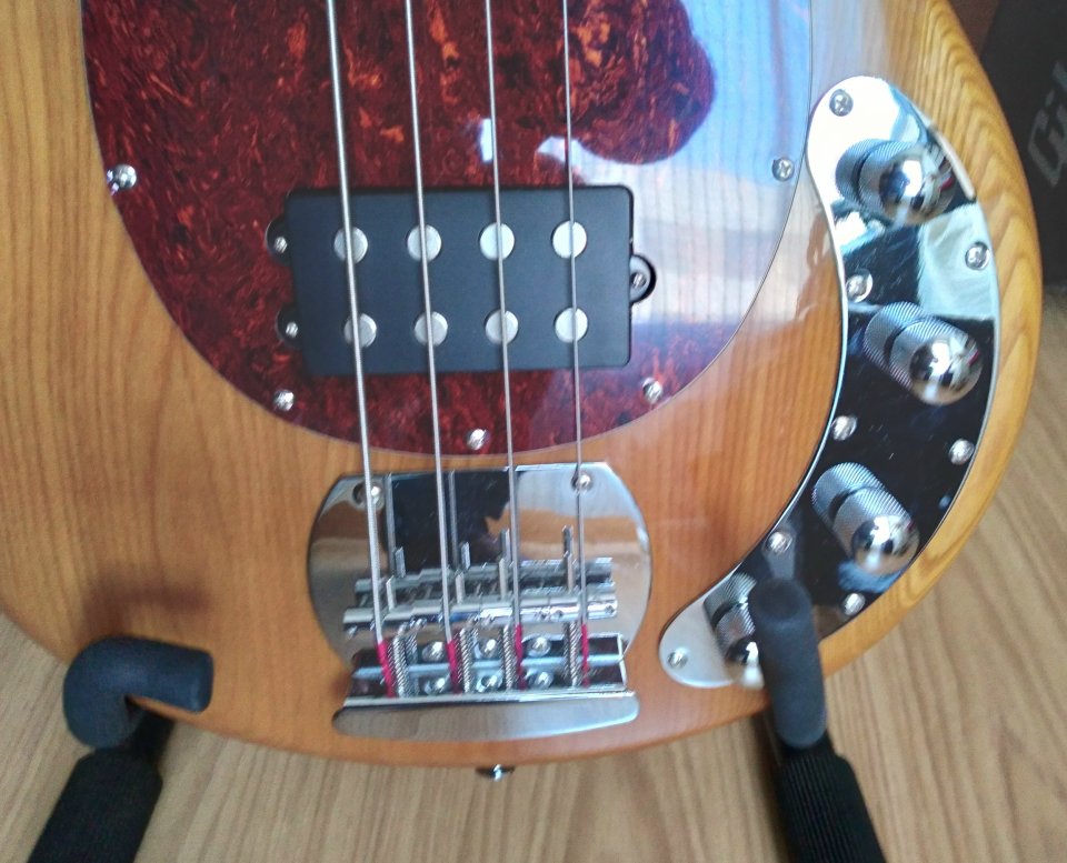 Bajo SX imitación Music Man StingRay muy buen estado con amplificador de segunda mano · Foto 5 de 10 · Madrid · 150 €
