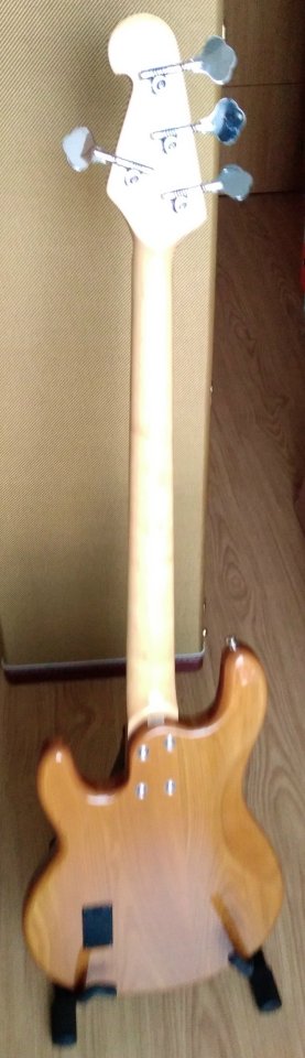 Bajo SX imitación Music Man StingRay muy buen estado con amplificador de segunda mano · Foto 6 de 10 · Madrid · 150 €