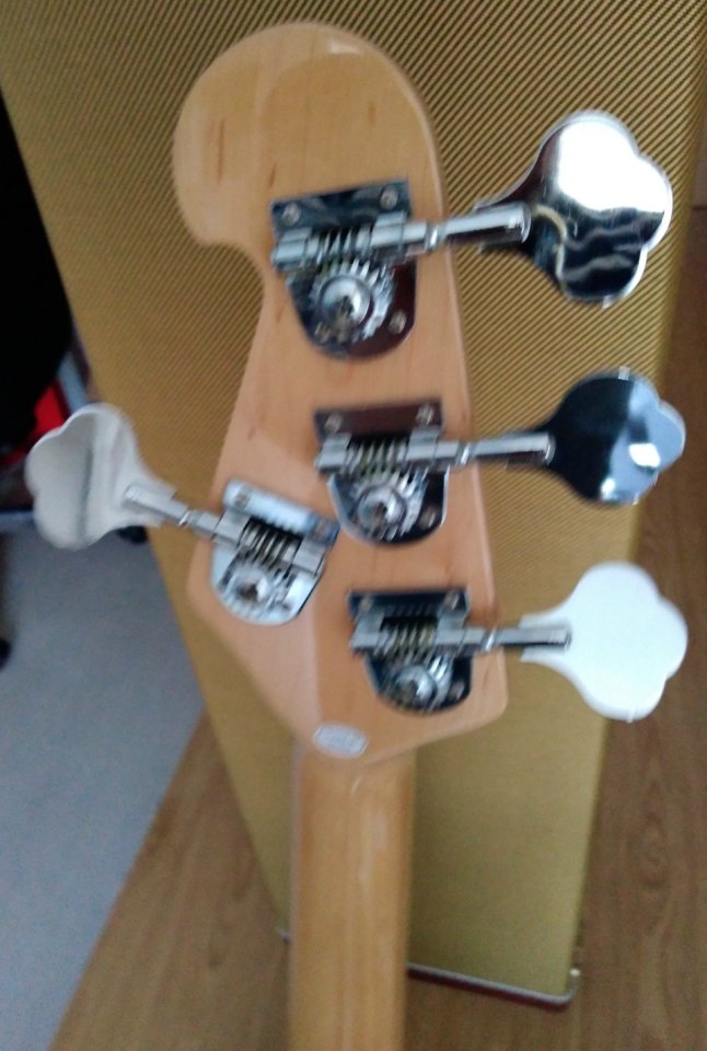 Bajo SX imitación Music Man StingRay muy buen estado con amplificador de segunda mano · Foto 7 de 10 · Madrid · 150 €