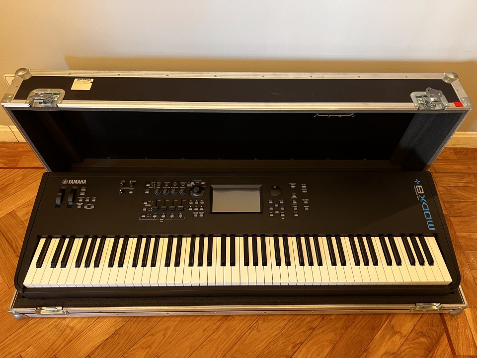 Yamaha MODX8+ con funda Thon
