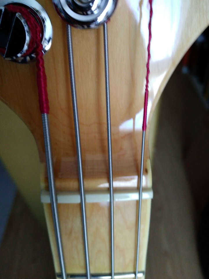 Bajo SX imitación Music Man StingRay muy buen estado con amplificador de segunda mano · Foto 8 de 10 · Madrid · 150 €