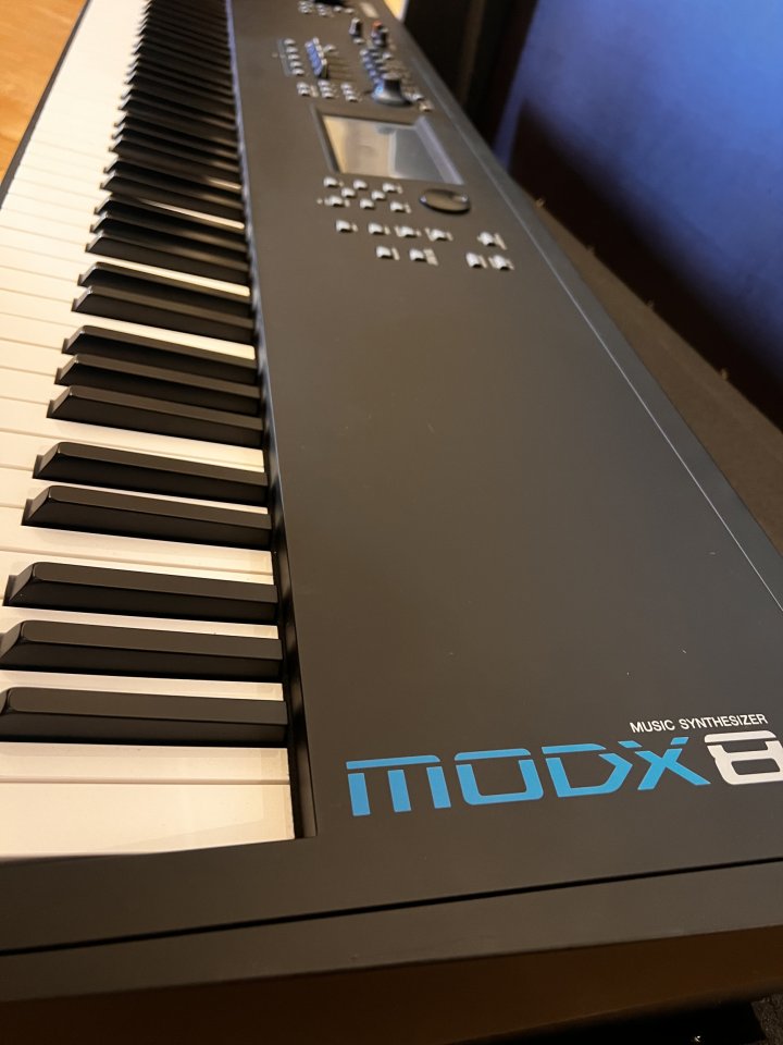 Yamaha MODX8+ con funda Thon