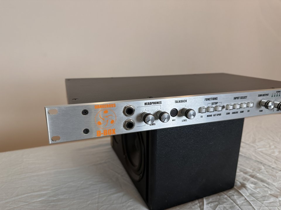 Dangerous Music D-BOX – Controlador de monitores + sumador analógico de 8 canales de segunda mano · Foto 2 de 8 · Madrid · 610 €