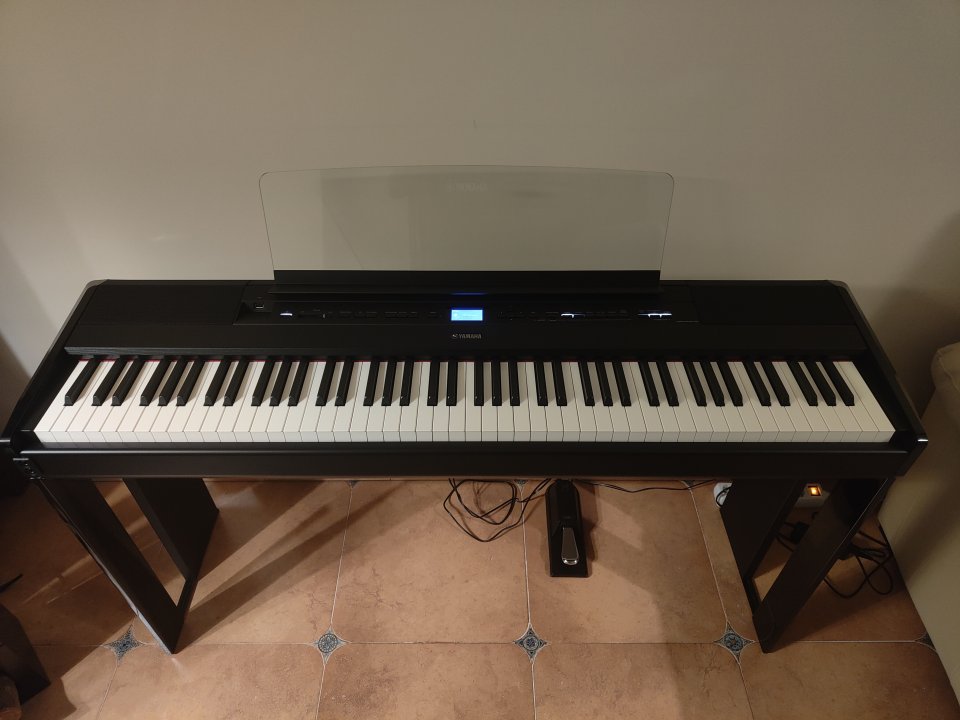 YAMAHA P525 NEGRO+soporte Yamaha L515b