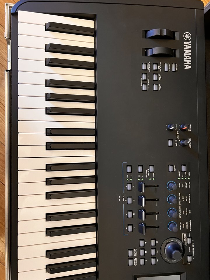 Yamaha MODX8+ con funda Thon