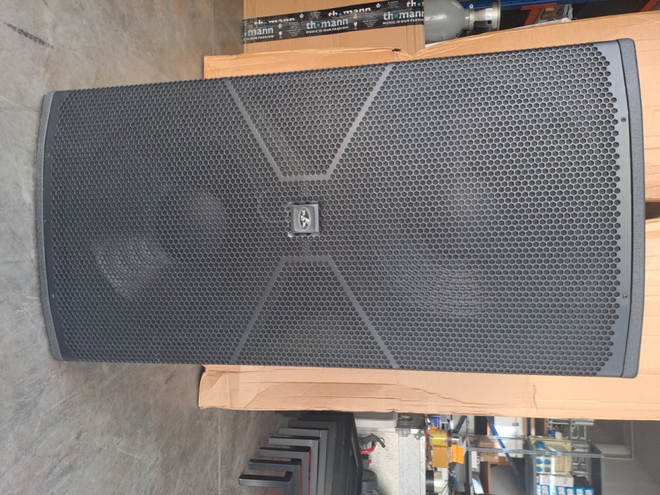 Subgrave Autoamplificado DAS VANTEC 218a 2000 Watios Rms de segunda mano · Foto 2 de 10 · Sevilla · 1700 €