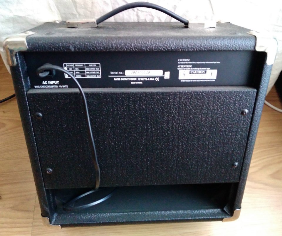 Bajo SX imitación Music Man StingRay muy buen estado con amplificador de segunda mano · Foto 10 de 10 · Madrid · 150 €
