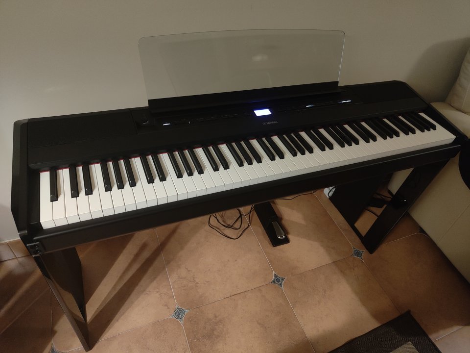 YAMAHA P525 NEGRO+soporte Yamaha L515b