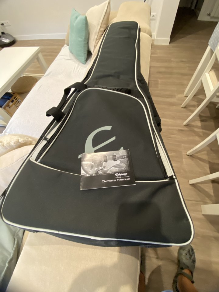 Funda Epiphone Flying V ( a estrenar) de segunda mano · Foto 1 de 3 · Madrid · 30 €
