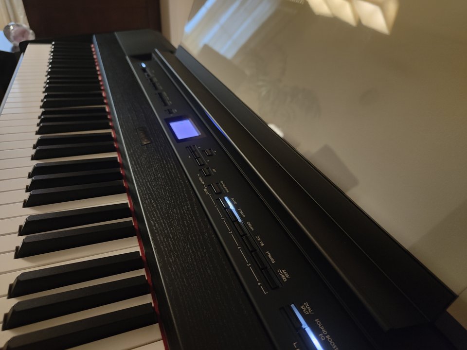 YAMAHA P525 NEGRO+soporte Yamaha L515b