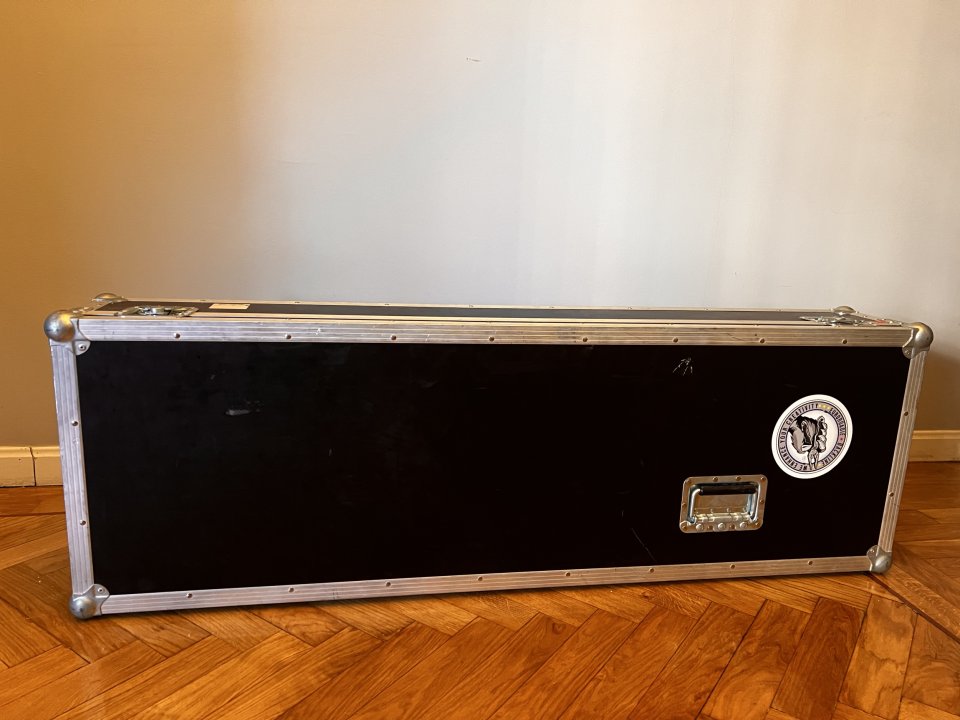 Yamaha MODX8+ con funda Thon