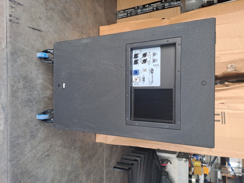 Subgrave Autoamplificado DAS VANTEC 218a 2000 Watios Rms de segunda mano · Foto 6 de 10 · Sevilla · 1700 €