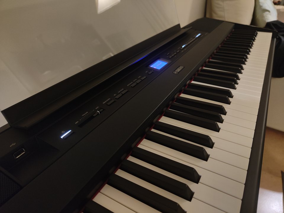YAMAHA P525 NEGRO+soporte Yamaha L515b