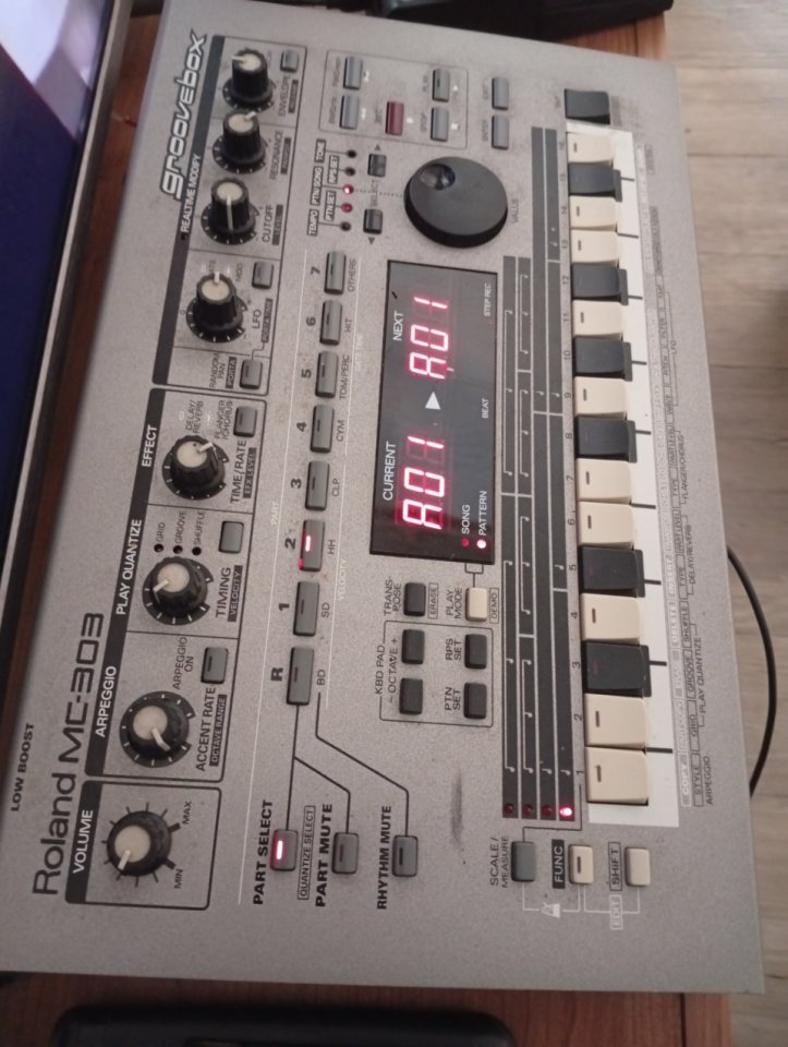 Roland MC 303