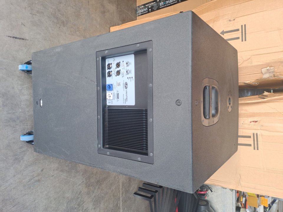 Subgrave Autoamplificado DAS VANTEC 218a 2000 Watios Rms de segunda mano · Foto 7 de 10 · Sevilla · 1700 €