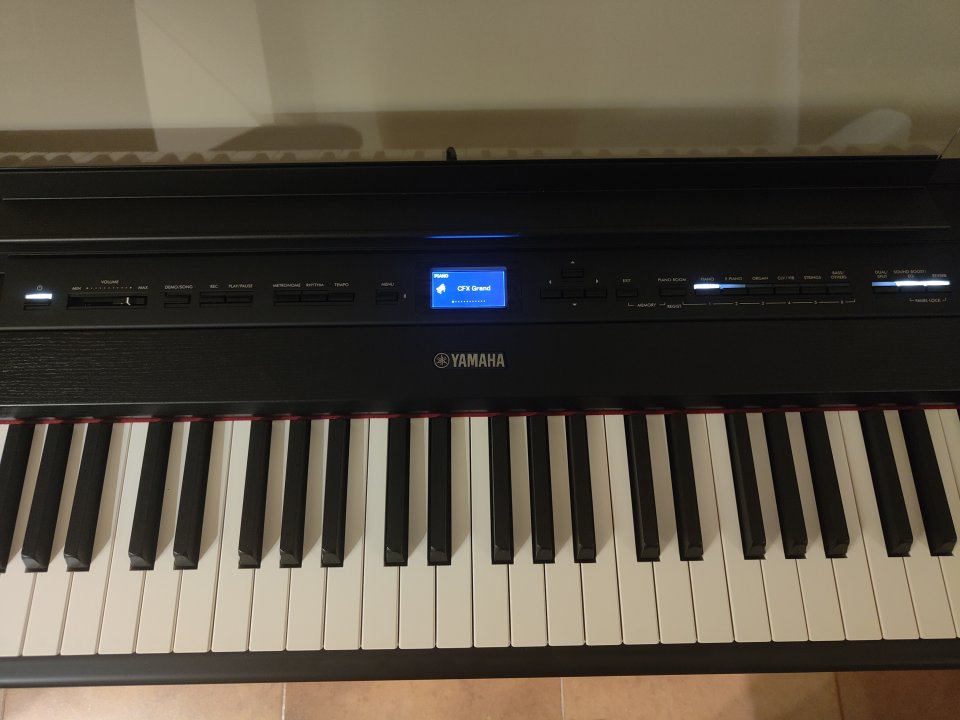 YAMAHA P525 NEGRO+soporte Yamaha L515b