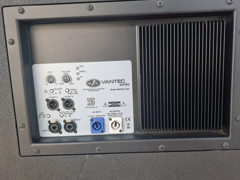 Subgrave Autoamplificado DAS VANTEC 218a 2000 Watios Rms de segunda mano · Foto 3 de 10 · Sevilla · 1700 €