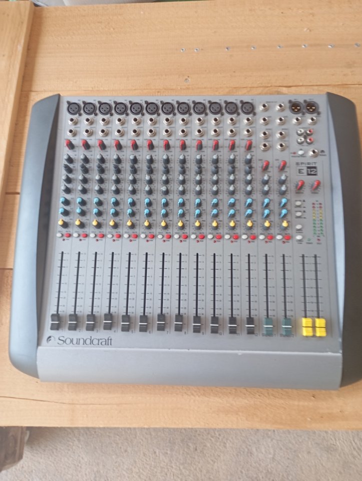 Soundcraft Spirit E12 de segunda mano · Foto 1 de 5 · Girona · 125 €