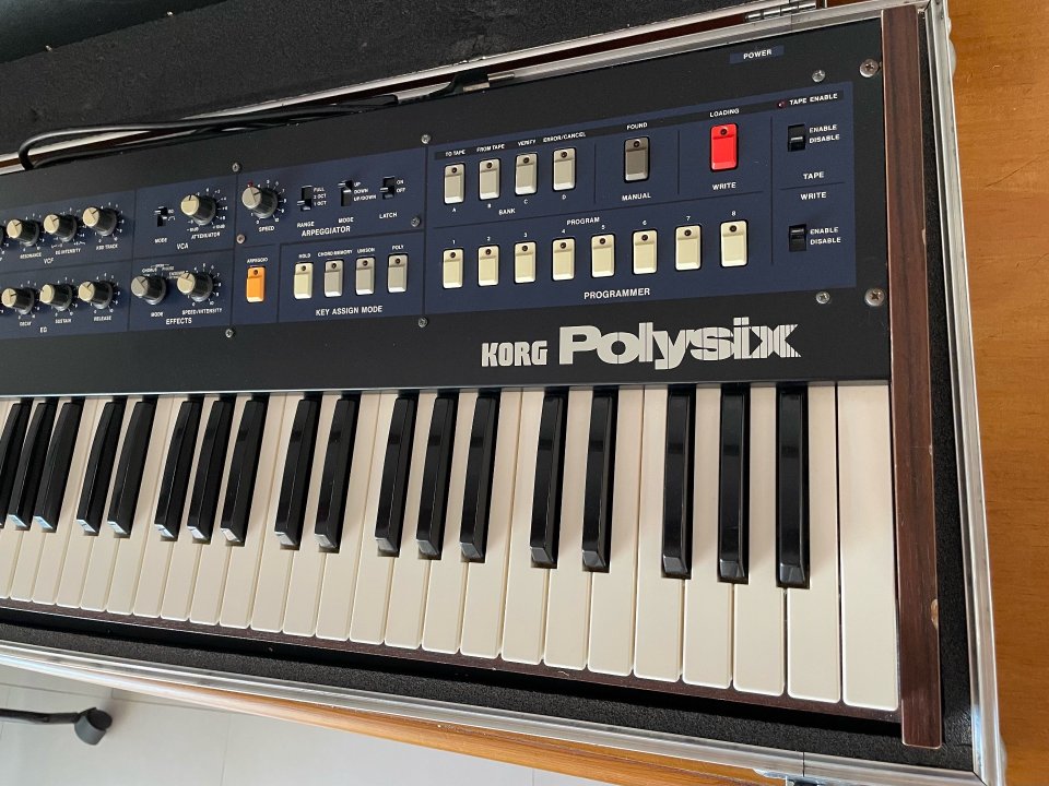 Korg Polysix con placa nueva y flightcase.