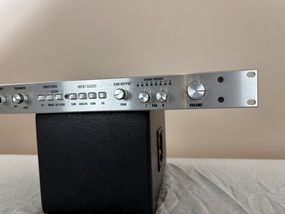 Dangerous Music D-BOX – Controlador de monitores + sumador analógico de 8 canales de segunda mano · Foto 3 de 8 · Madrid · 610 €