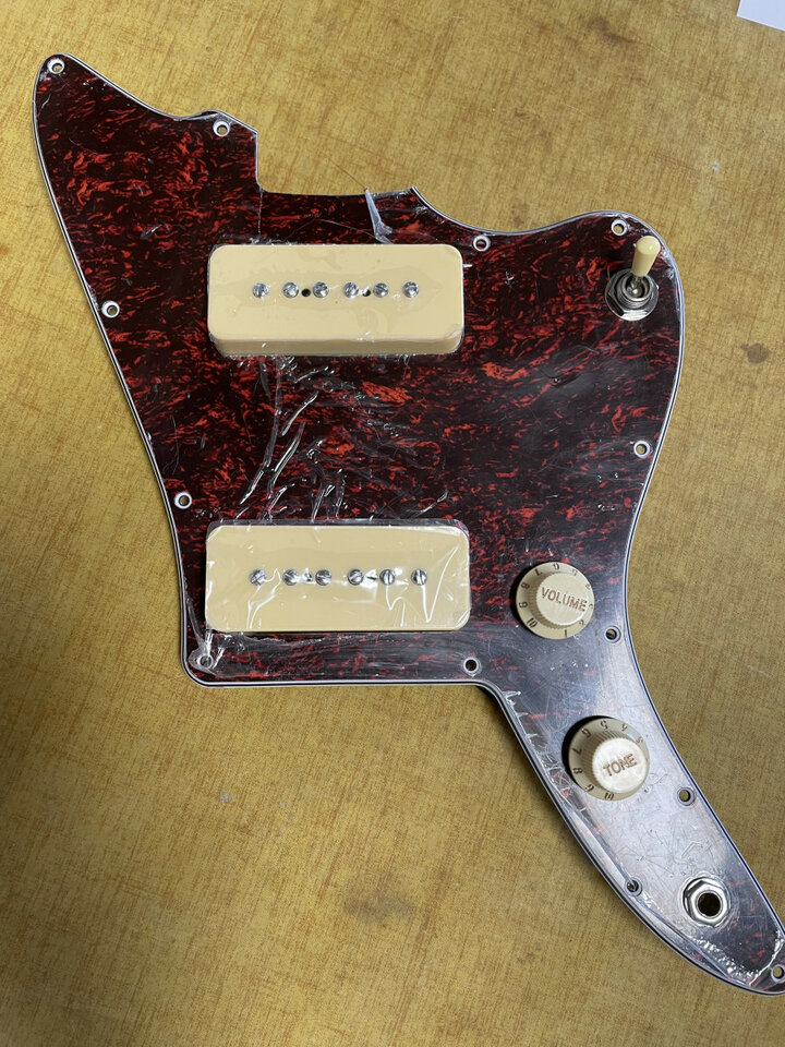 Pickguard Harley Benton , con pastillas P-90, cableado.