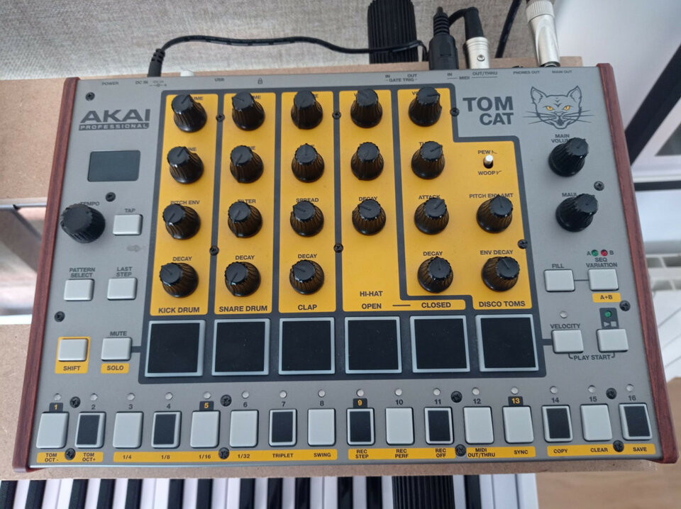 Akai Tom Cat Caja de Ritmos / Drum Machine