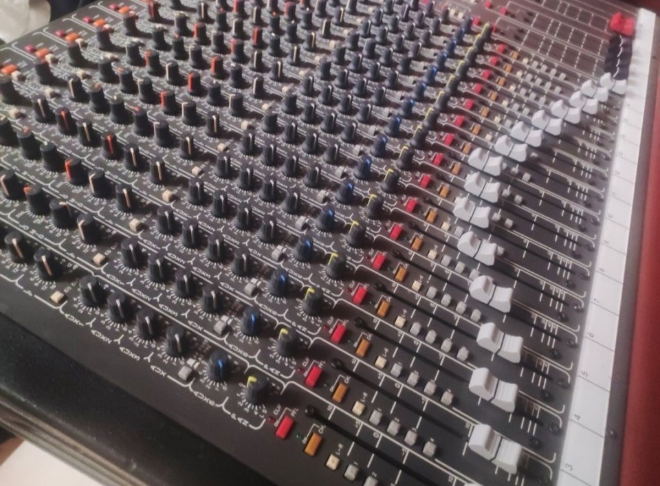 Mesa Studio Master Analógica