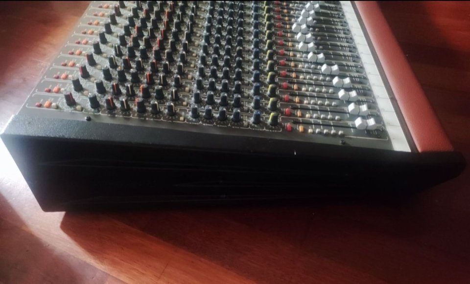 Mesa Studio Master Analógica