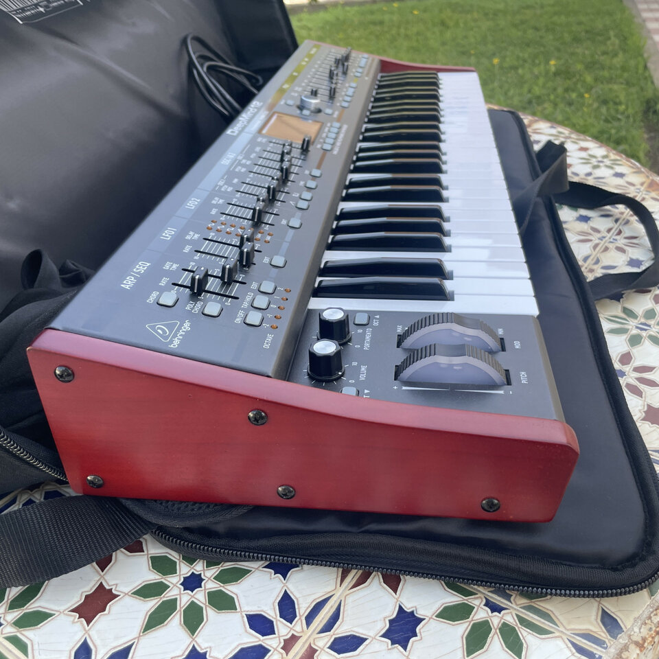 Sintetizador Behringer Deepmind 12