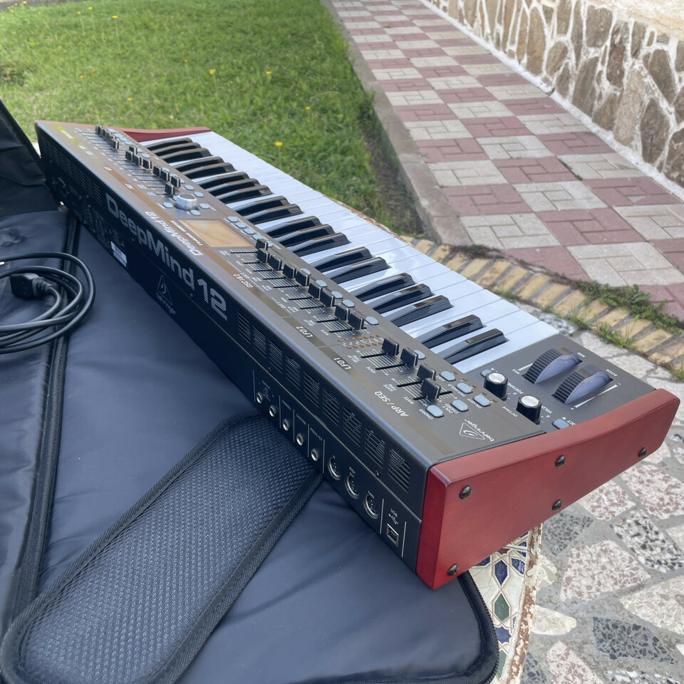 Sintetizador Behringer Deepmind 12