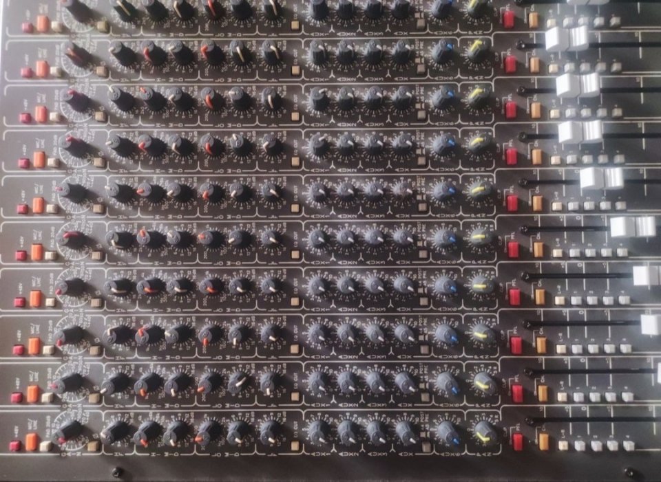 Mesa Studio Master Analógica