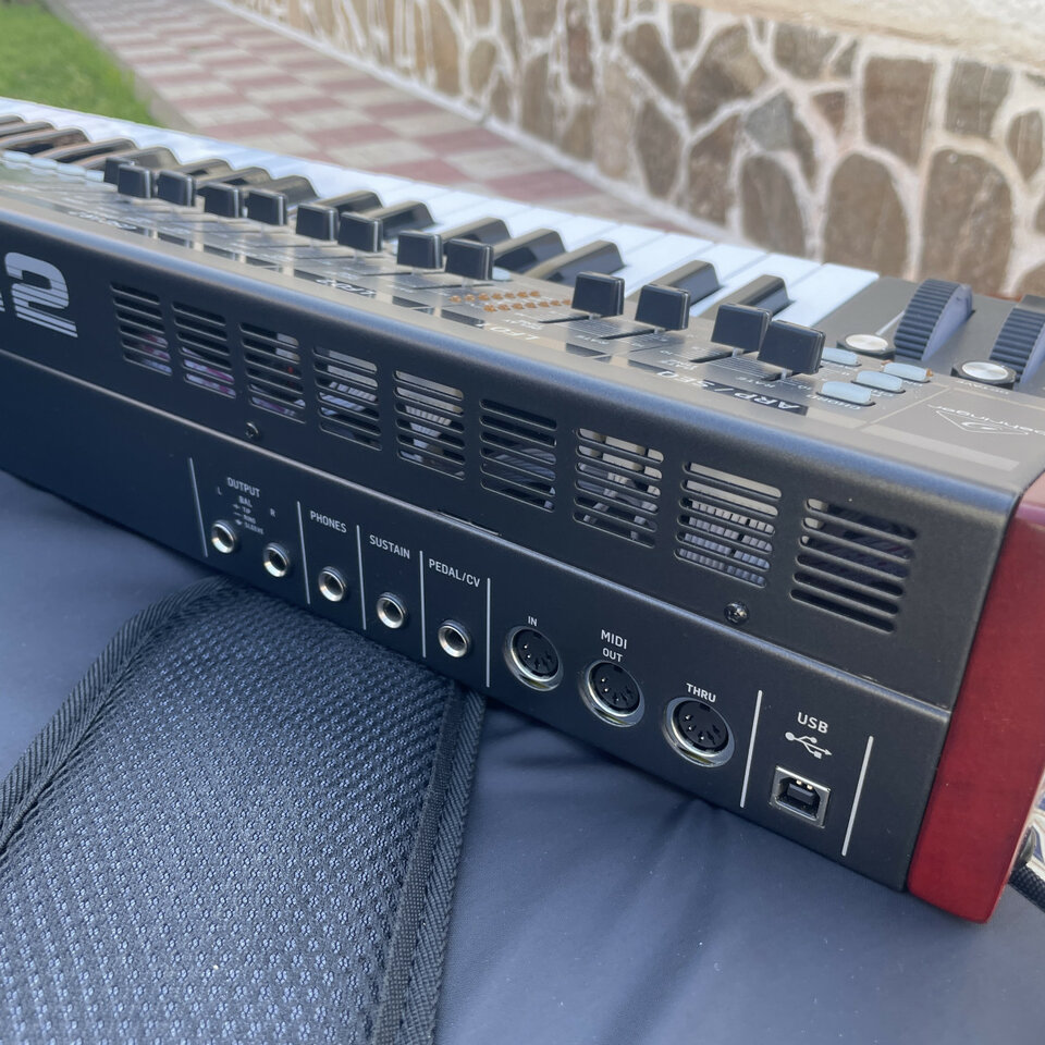 Sintetizador Behringer Deepmind 12