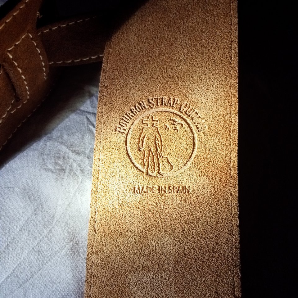 Bajo seis cuerdas de segunda mano · Foto 2 de 3 · Madrid · 450 €