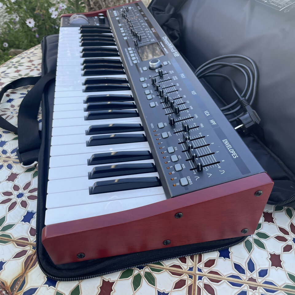 Sintetizador Behringer Deepmind 12