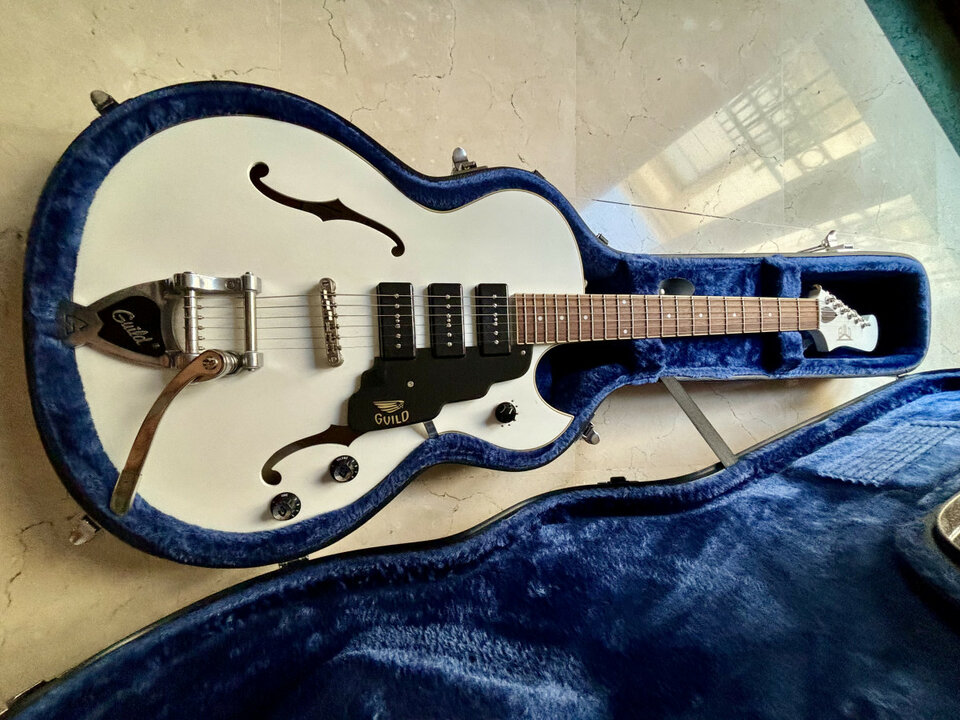 Guild Starfire I Jet 90 Satin White + Funda rígida Guild Deluxe